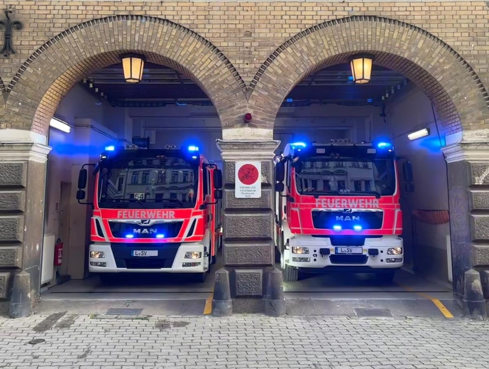 Freiwillige-Feuerwehr-Leipzig-Sued-Geraetehaus-mit-HLF-MLF.jpg